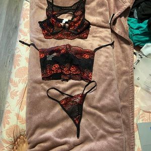 3 PEICE LINGERIE SET BLACK AND RED (MEDIUM)